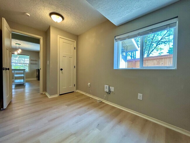 Building Photo - Charming 3-Bedroom Home in Prime Vancouver Location – Pet Friendly with Fenced Yard!