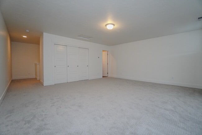 Building Photo - 5967 W Daphne Dr