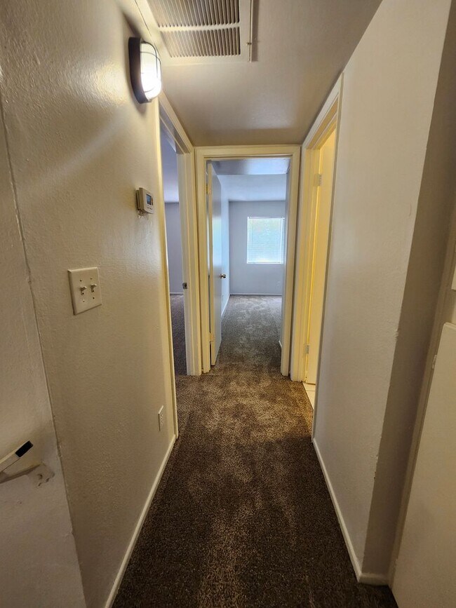 Building Photo - ****Move-In Special $500 off first month r...