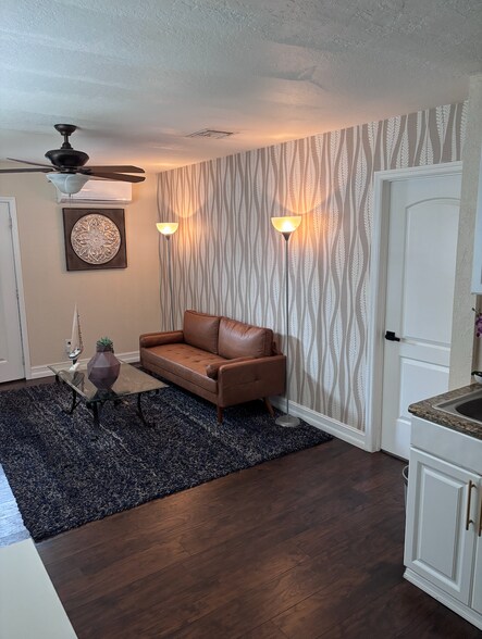 Building Photo - 6424 Santa Monica Dr