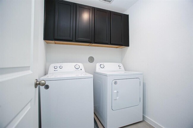 Building Photo - 2234 Memory Oaks Dr