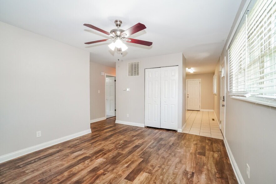 Building Photo - 1261 Grovewood Dr
