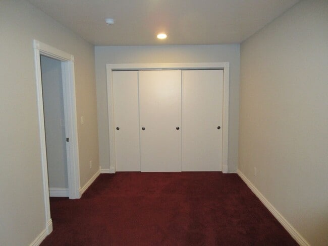 Building Photo - Beautiful Three Bedroom in the Hills of South Salem