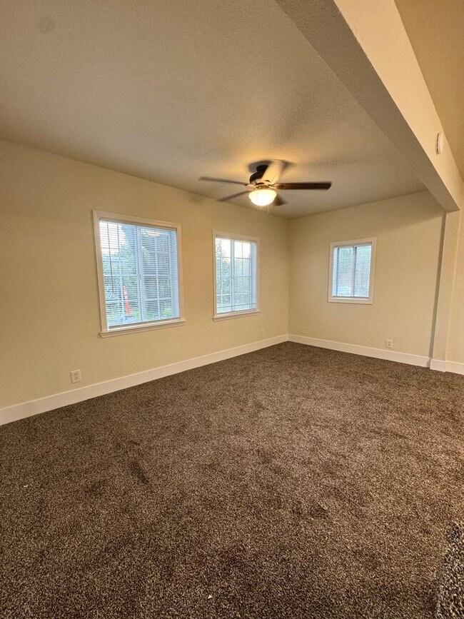 Building Photo - Spacious Country Home w/ HUGE SHOP!