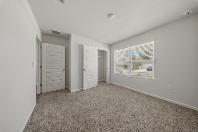 Building Photo - Huge 4 bedroom 2 bathroom home in Southwood