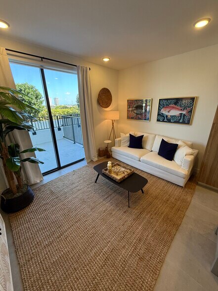 Building Photo - 830 SW 9th Ct