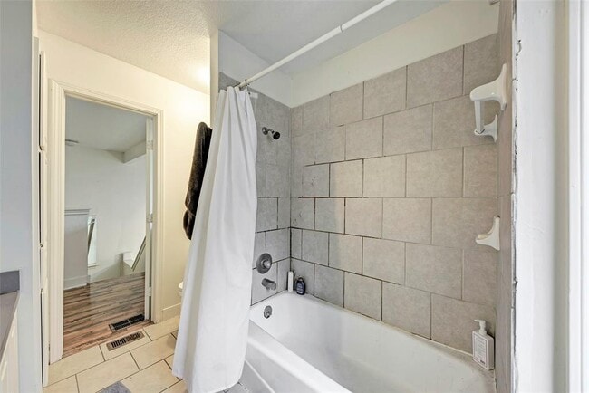 Building Photo - 1205 W 22 1/2 St