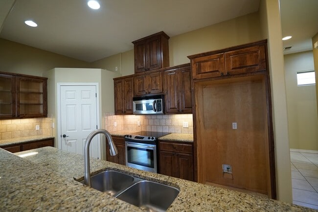 Building Photo - 2801 Indian Wells Dr E