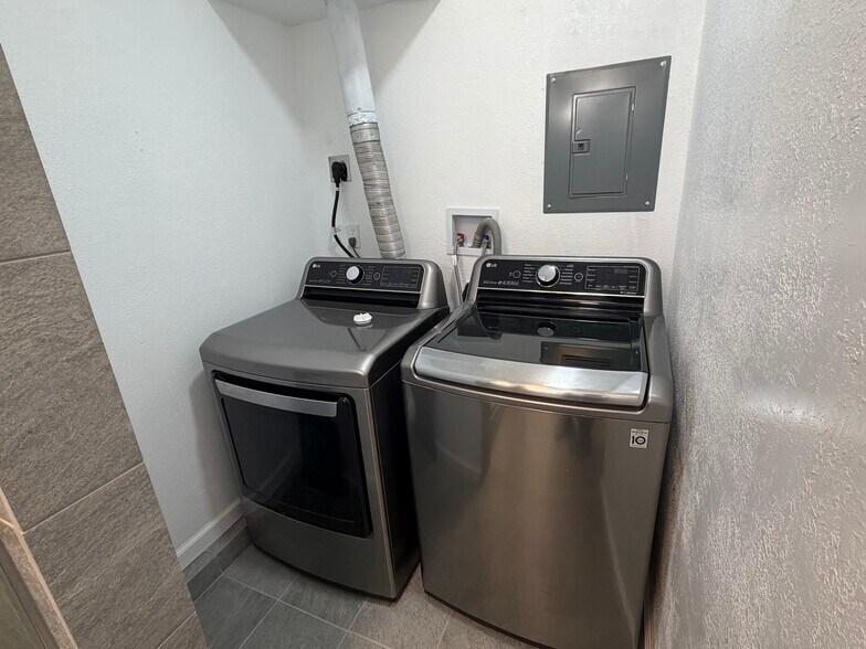 Building Photo - 2207 Fairfield Ave