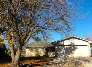 Building Photo - 407 SW Forest Pl