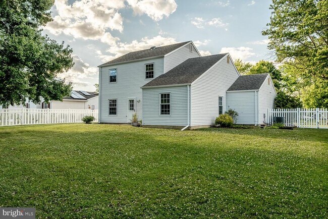 Building Photo - 10 Honey Locust Ln