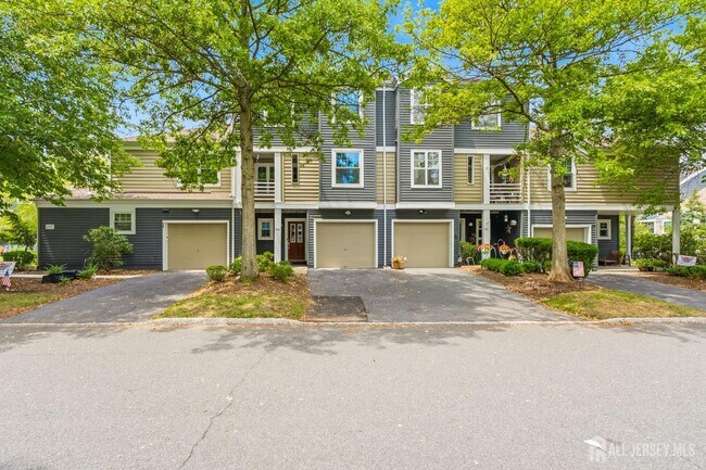 Building Photo - 350 Greenfield Rd
