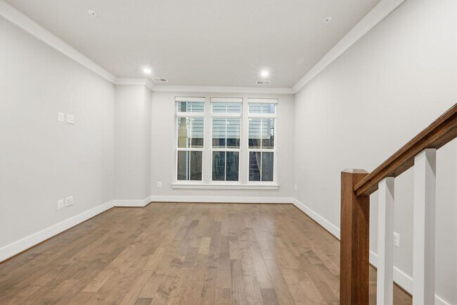 Building Photo - Georgia Row Townhome | 2 Bed | 2.5 Bath | 1,400 Sf | Juliet Balcony | 1 Assigned Parking Space
