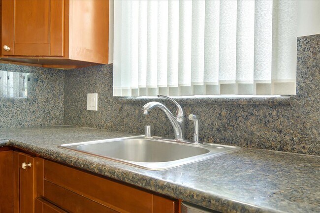Building Photo - Great Location 3BD Home with Wood Floors &...