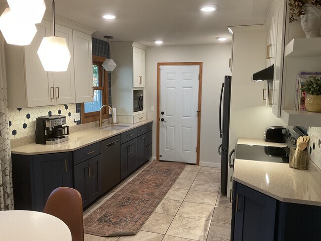 Building Photo - 945 Beacon Ln