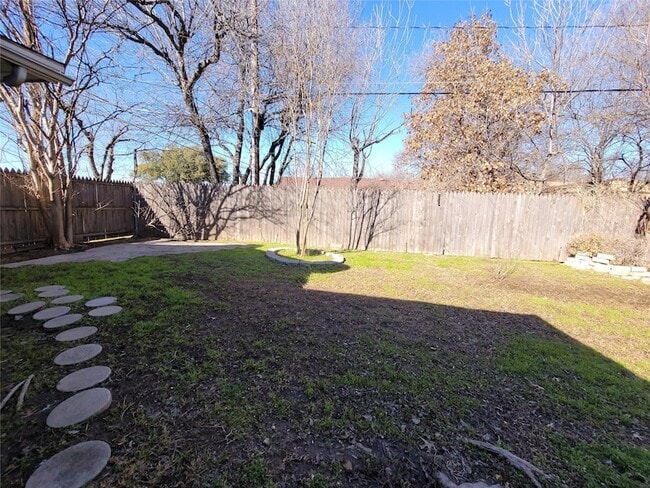 Building Photo - 738 Hawthorne Ln