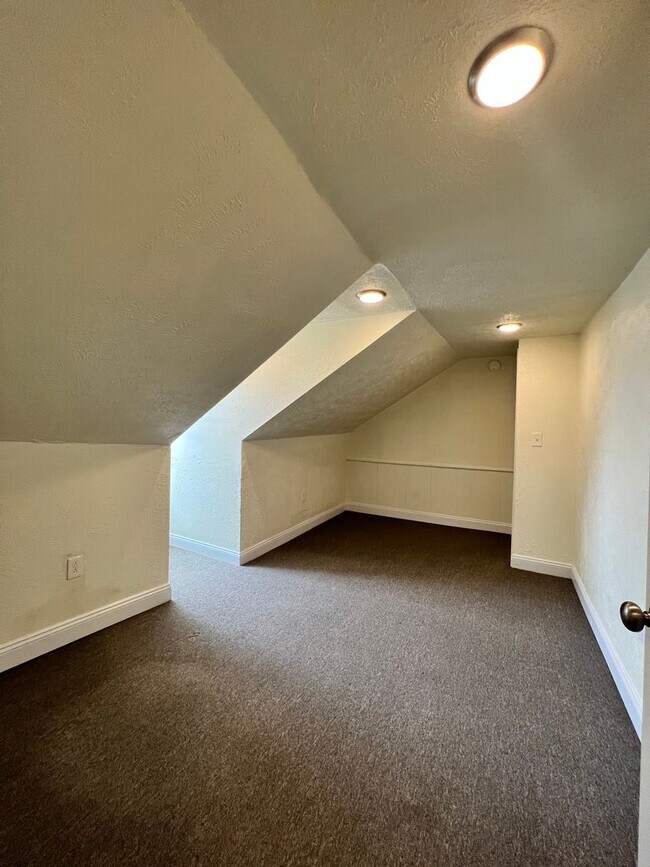 Building Photo - 1408 Fernleaf St