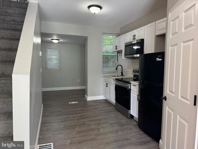 Building Photo - 3205 Latona St