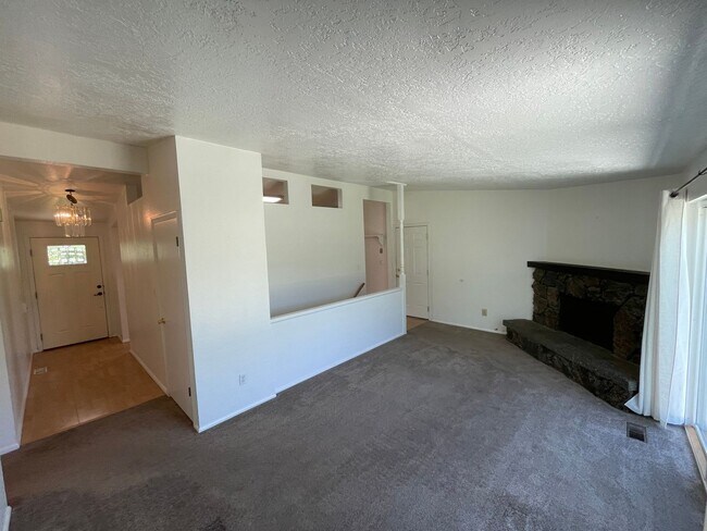 Building Photo - Great 5 Bed/3 Bath home in Orem