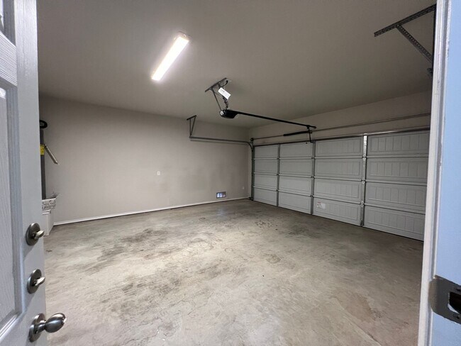 Building Photo - Luxury 3/2 Duplex in Seguin, Texas