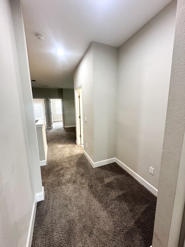 Building Photo - Longwood Townhouse