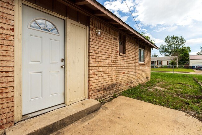 Building Photo - 1304 N Irvington Ave