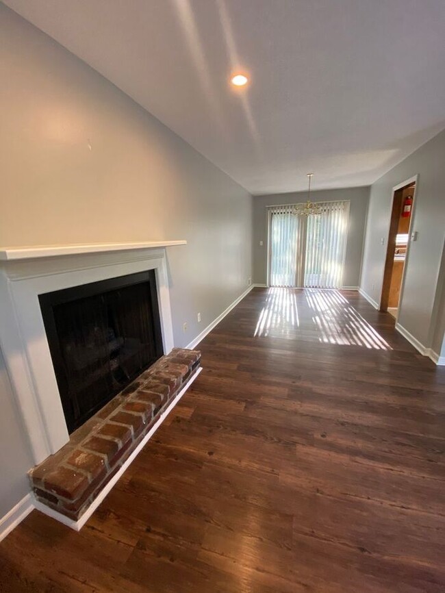 Building Photo - Remodeled 2 bedroom townhouse in Spartanburg!