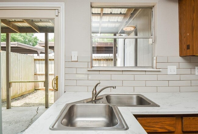 Building Photo - 5809 Village Forest Ct