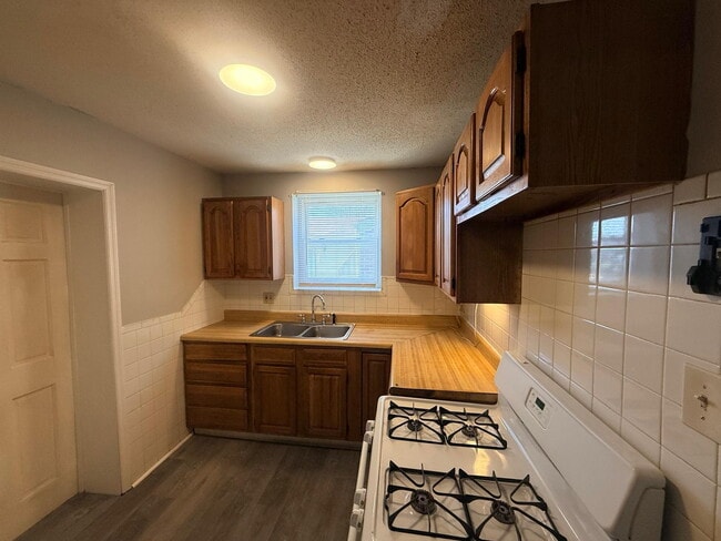 Building Photo - "Charming 3-Bed, 1 bath Retreat with Beautiful Floors on Laura Avenue!"