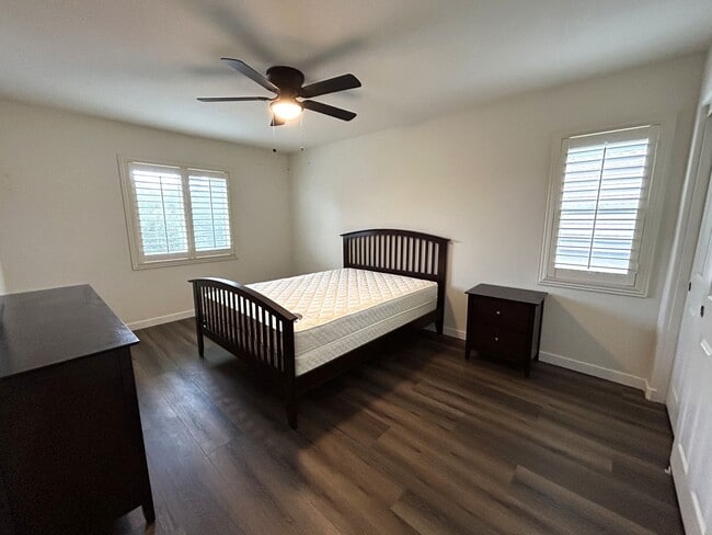 Building Photo - AVAILABLE NOW!! Fully Furnished 5 Bedroom 2.5 Bathroom Two Story Home in Beaumont!!