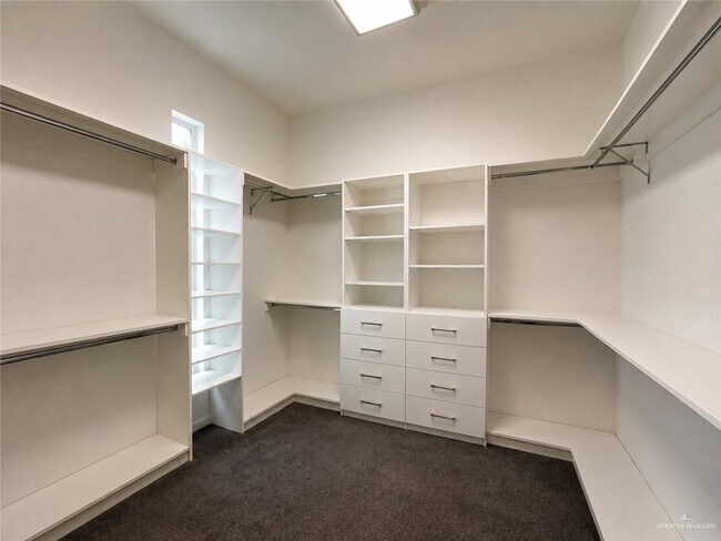 Building Photo - 504 Hackberry Ave