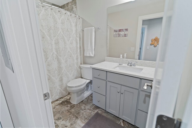 Guest Room Full Bath - 2509A Solon Dr
