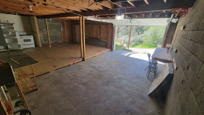 Building Photo - Charming 3-Bedroom 2-Bath with Mountain Vi...