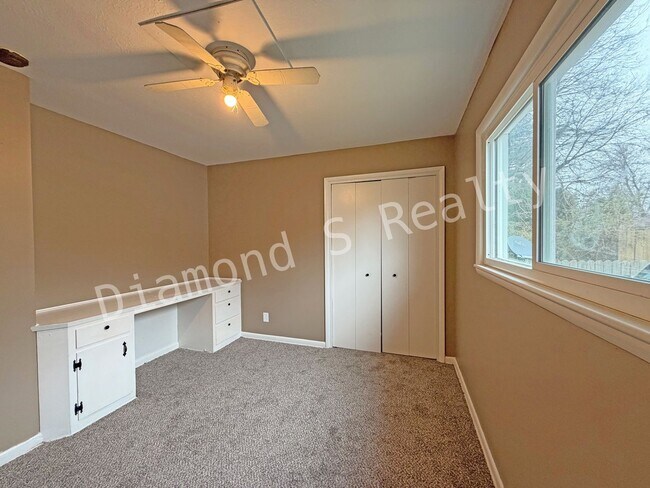 Building Photo - 3 Bedroom Home Close to Sunshine and 65!