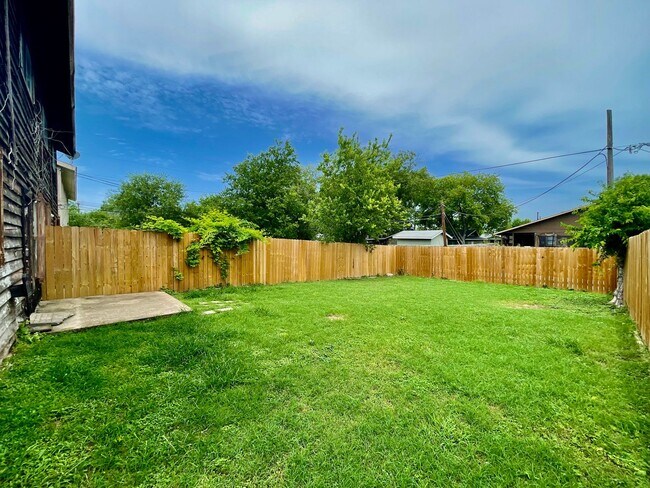 Building Photo - 1303 Conway Dr