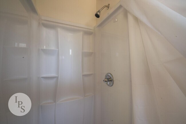 Building Photo - Kerman Westside Large 3 Bedroom Home, Bran...