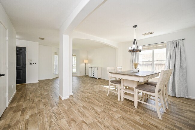 Building Photo - 2534 Halstead Dr