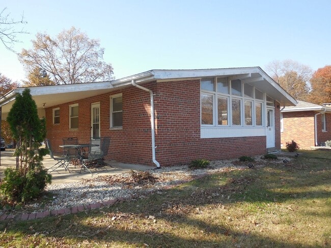 Building Photo - Two Bedroom Home with Large Yard and Updat...