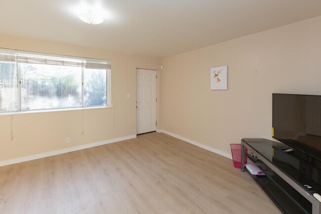 Building Photo - 331 Courtland Dr