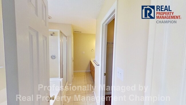 Building Photo - Charming 4 BD/2.5 BA with Wrap Around Porc...