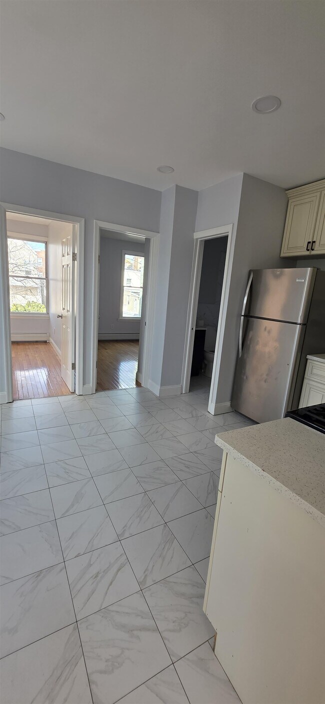 Building Photo - 416 41st St