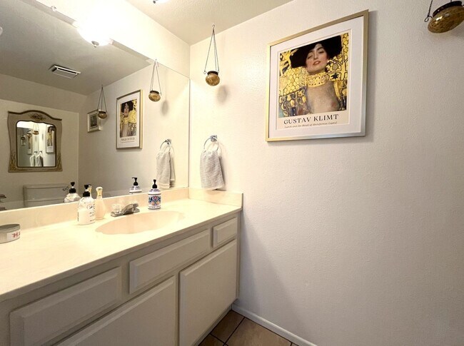 Building Photo - 2 bed, 1.5 bath in Riverside, CA!