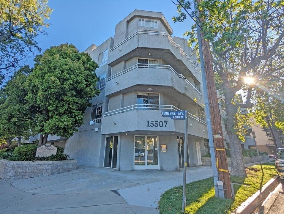 Building Photo - 15507 Moorpark St