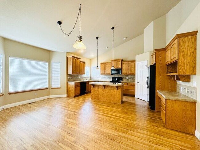 Building Photo - Stunning Executive 4 Bedroom 2 Bath Home i...