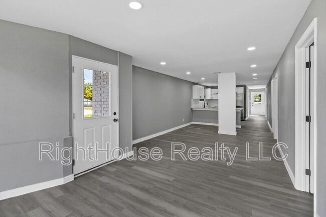 Building Photo - 315 Bayview St