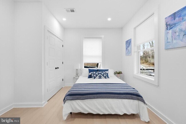 Building Photo - 2211 Franklin St NE