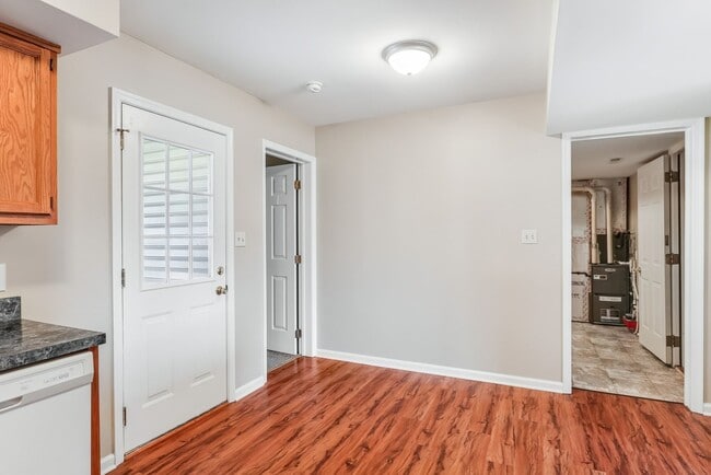 Building Photo - Three bedroom two bathroom end unit townhouse