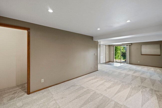 Building Photo - Sundown Rancher with Mountain Views, Walk-...