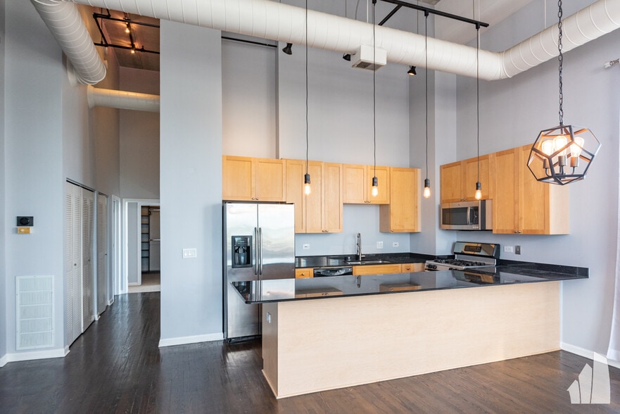 Building Photo - 1735 W Diversey Pkwy