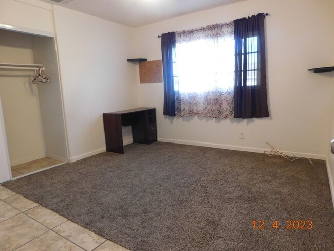 Building Photo - Spacious 3-bedroom, 2-bathroom home